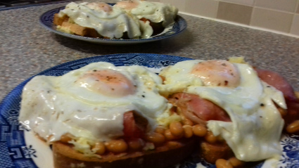 Composé d'œuf, de bacon, de haricots et de pain grillé recipe